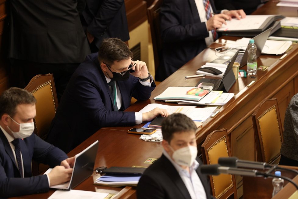 Sněmovna hlasuje o důvěře vlády: Poslanci zahánějí nudu na telefonech (12. 1. 2022).