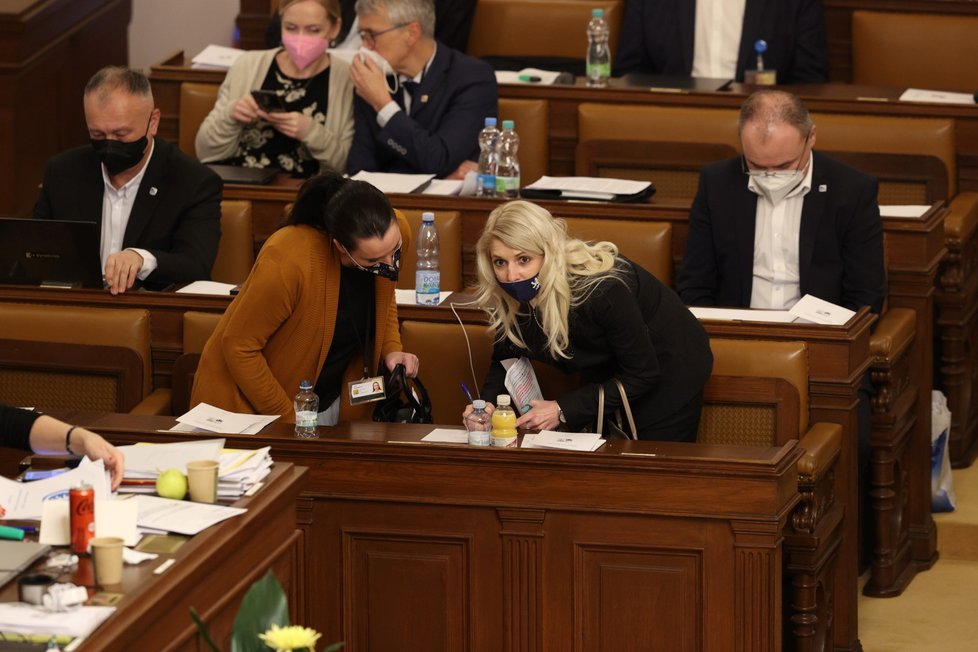 Sněmovna hlasuje o důvěře vlády: Poslanci zahání nudu na mobilním telefonu (12.1.2022)