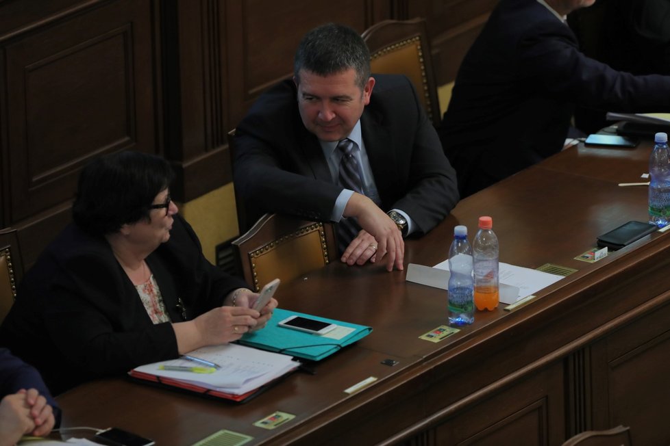 Ministryně spravedlnosti Marie Benešová s ministrem vnitra Janem Hamáčkem při jednání Poslanecké sněmovny. (4.6.2019)