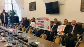 Jednání volebního výboru, kam příznivci Volného bloku přišli podpořit ekonomku Hanu Lipovskou (7.9.2021)