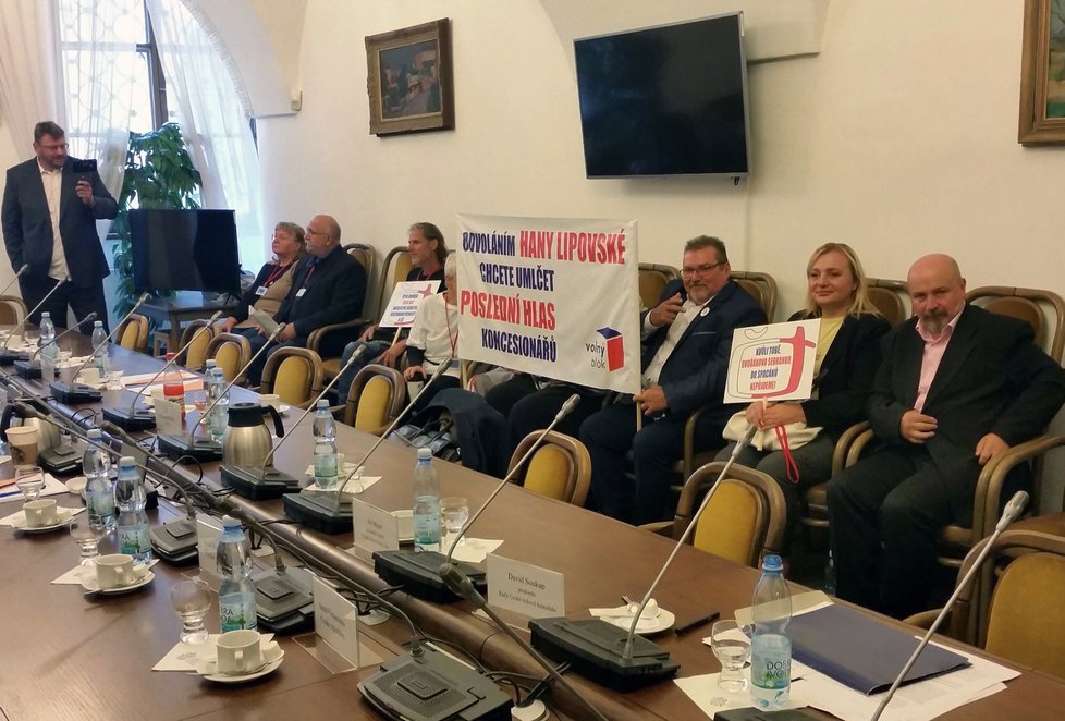 Jednání volebního výboru, kam příznivci Volného bloku přišli podpořit ekonomku Hanu Lipovskou (7.9.2021)