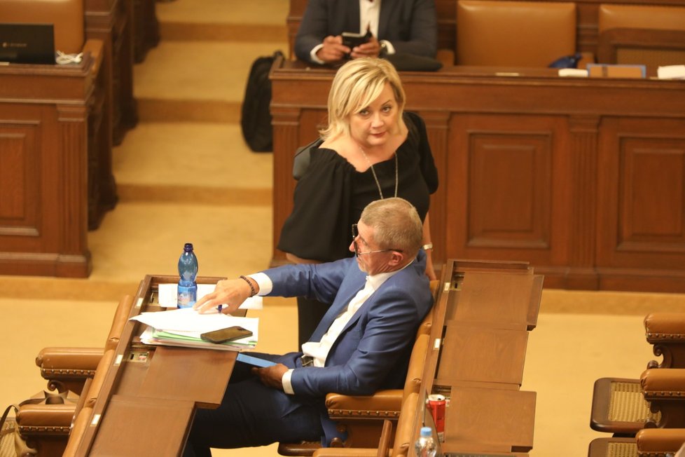 Schůze sněmovny: Hlasování o nedůvěře vlády, expremiér Andrej Babiš a Alena Schillerová(oba ANO