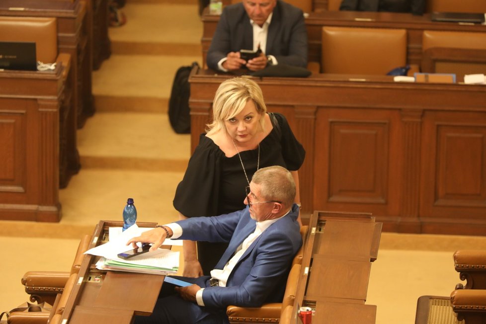 Schůze sněmovny: Hlasování o nedůvěře vlády, expremiér Andrej Babiš a Alena Schillerová(oba ANO