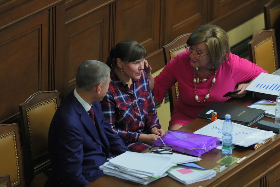 Premiér Andrej Babiš (ANO) s poslankyní Miloslavou Vostrou (KSČM) a ministryní financí Alenou Schillerovou (ANO) v Poslanecké Sněmovně (10. 9. 2019)