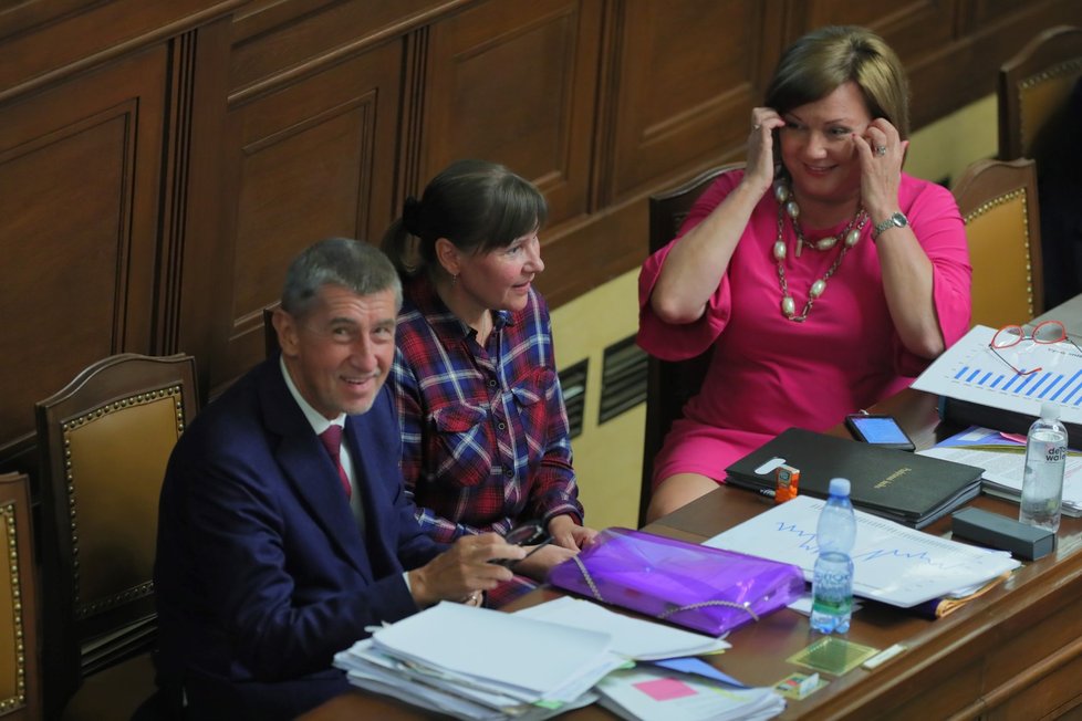Premiér Andrej Babiš (ANO) s poslankyní Miloslavou Vostrou (KSČM) a ministryní financí Alenou Schillerovou (ANO) v Poslanecké sněmovně (10.9.2019)