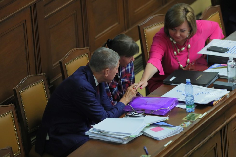 Premiér Andrej Babiš (ANO) s poslankyní Miloslavou Vostrou (KSČM) a ministryní financí Alenou Schillerovou (ANO) v Poslanecké sněmovně (10. 9. 2019)