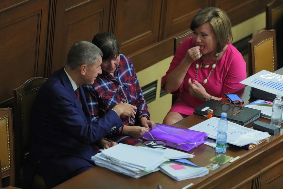 Premiér Andrej Babiš (ANO) s poslankyní Miloslavou Vostrou (KSČM) a ministryní financí Alenou Schillerovou (ANO) v Poslanecké Sněmovně (10. 9. 2019)