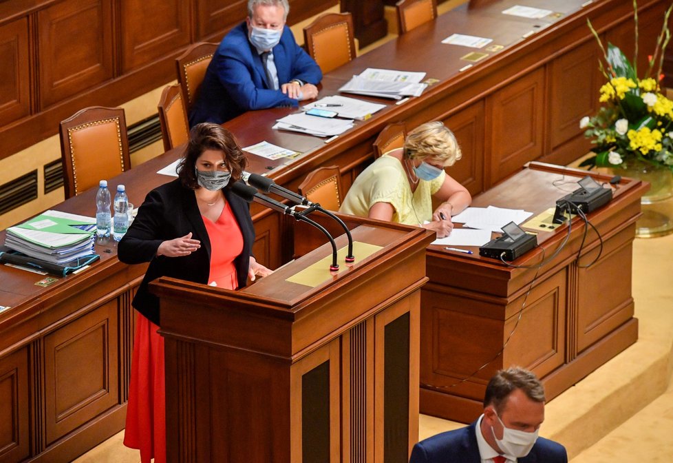 Ministryně práce a sociálních věcí Jana Maláčová (ČSSD) u pultíku ve Sněmovně během interpelací (17.9.2020)