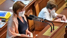 Ministryně financí Alena Schillerová (za ANO) ve Sněmovně během interpelací (17. 9. 2020)