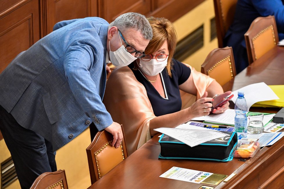 Ministr kultury Lubomír Zaorálek (ČSSD) a ministryně financí Alena Schillerová (za ANO) ve Sněmovně (17 .9 .2020)