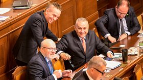 Mimořádná schůze Sněmovny k energiím: Jozef Síkela (za STAN), Vlastimil Válek (TOP 09) a Ivan Bartoš (Piráti) (16. 11. 2023)