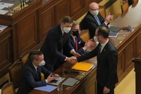 „Stážista“ Farský složil mandát: Dojemné loučení s poslanci, nástupkyně už vyslovila slib