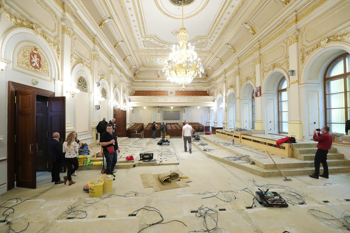Jednací sál Poslanecké sněmovny je v rekonstrukci.