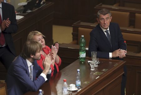 Ministři Vojtěch a Dostálová a premiér Babiš v červnu 2019 při jednání o důvěře vládě