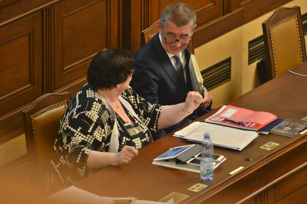 Andrej Babiš a ministryně spravedlnosti Marie Benešová v červnu 2019 při jednání o důvěře vládě