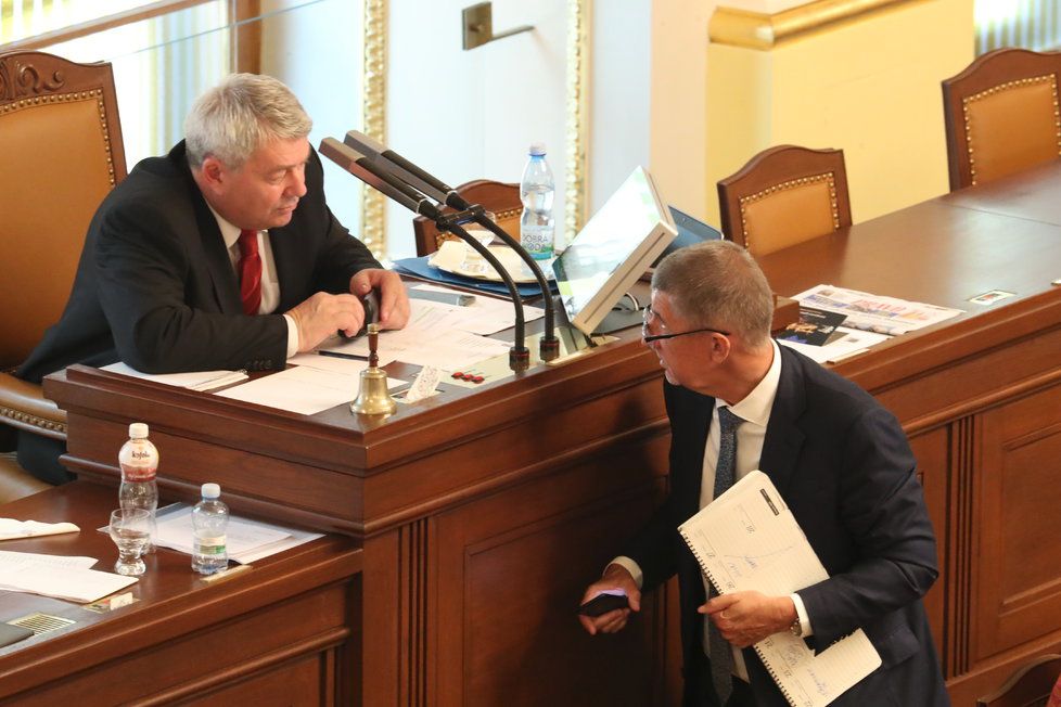 Vojtěch Filip (KSČM) a Andrej Babiš (ANO) v červnu 2019 při jednání o důvěře vládě