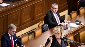 Jednání Sněmovny o odvodech výrobců elektřiny: Petr Fiala a Jozef Síkela za vládu a Alena Schillerová za opozici (18. 11. 2022)