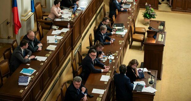Boj ve Sněmovně pokračuje: Poslanci se vrací k bouřlivé korespondenční volbě