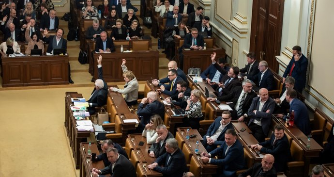 Další jednání Sněmovny? Poslanci mají na stole zbraňovou legislativu, Babiš přidal desítky návrhů