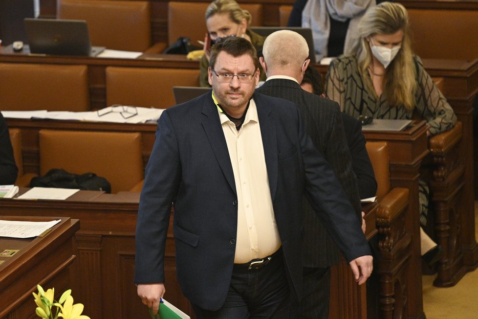 Sněmovna o nouzovém stavu: Nezařazený poslanec Lubomír Volný opět bez roušky (11.2.2021)