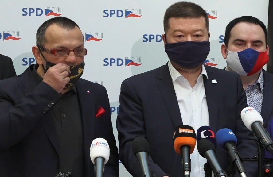 Rouška pozlobila na tiskovce i Jaroslava Foldynu, který je nově členem poslaneckého klubu SPD (7.4.2020)