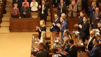 Tvrdý náraz nových politiků. Před bankami i Revolutem musí donaha, část přišla o účty Tvrdý náraz nových politiků. Před bankami i Revolutem musí donaha, část přišla o účty