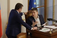 ONLINE: Babiš ustál hlasování o sestřelení vlády. kvůli Macinkovým SMS. Opozice ostře kritizovala i Klempíře