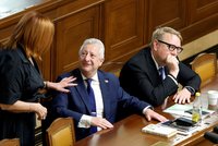Změny v návrhu rozpočtu: Obrana dostane o 100 milionů méně, půjdou na platy