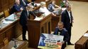 Sněmovna o nedůvěře vládě: Marian Jurečka (KDU-ČSL) mával ve Sněmovně cedulí (29.9.2026) Sněmovna o nedůvěře vládě: Marian Jurečka (KDU-ČSL) mával ve Sněmovně cedulí (29.9.2026)
