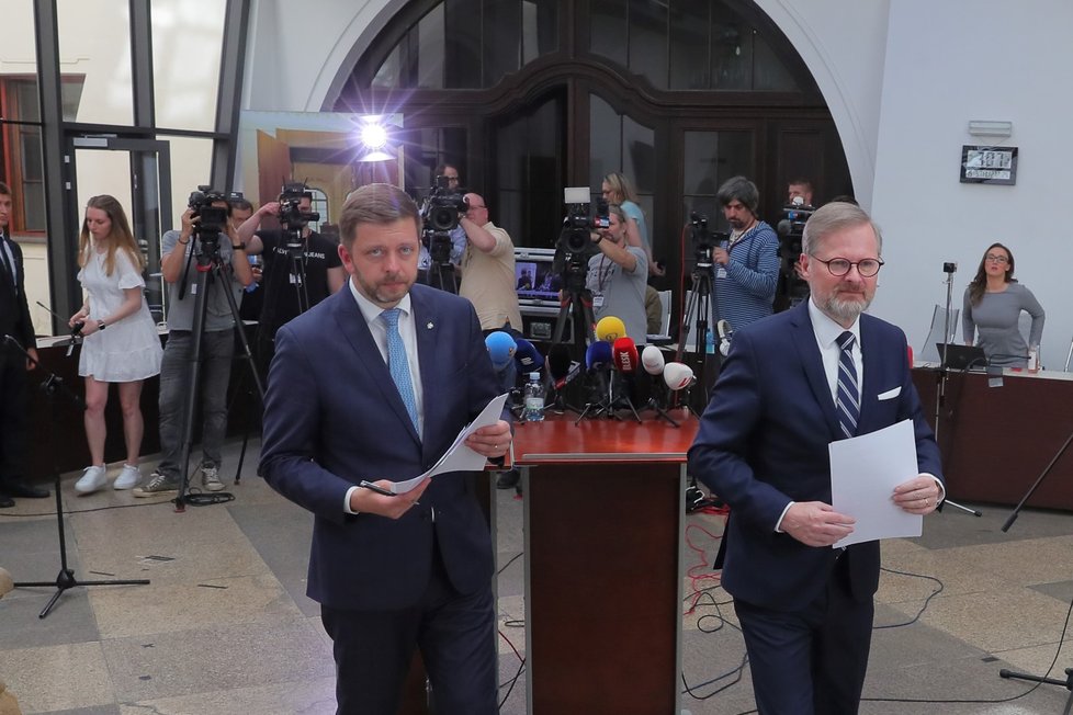 Jednání Sněmovny o prodloužení nouzového stavu: Ministr vnitra Vít Rakušan (STAN) a premiér Petr Fiala (ODS)  (19.5.2022)