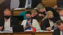 Jednání Sněmovny o pandemickém zákoně: Poslanci se viditelně nudí během obstrukčního projevu Tomio Okamury (SPD) (15.2.2022)