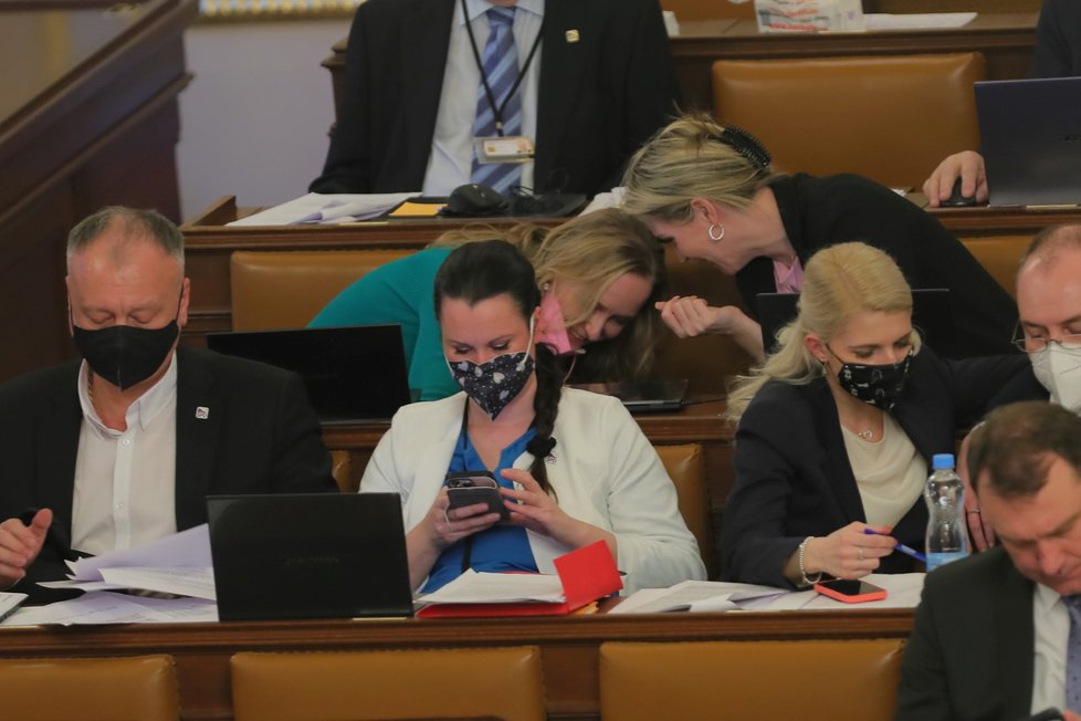 Jednání Sněmovny o pandemickém zákoně: Poslanci se viditelně nudí během obstrukčního projevu Tomio Okamury (SPD) (15.2.2022)