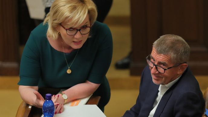 Mimořádná schůze Sněmovny: Předseda ANO Andrej Babiš a předsedkyně poslaneckého klubu Alena Schillerová (4.5.2022)