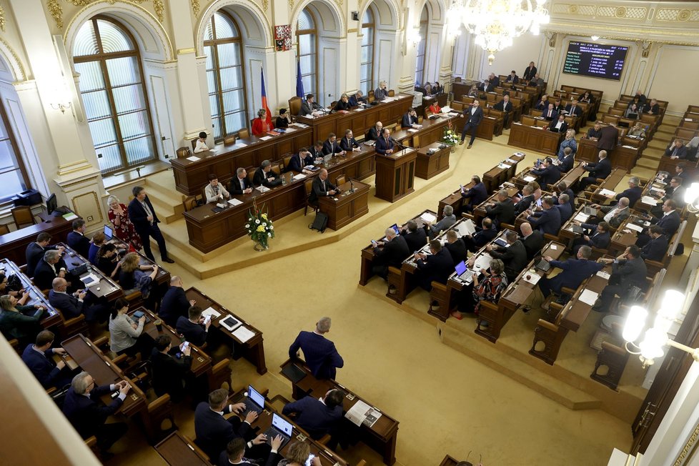 Mimořádné jednání Sněmovny: Poslanci se během nočního jednání udržovali v kondici i jídlem (4.5.2022)