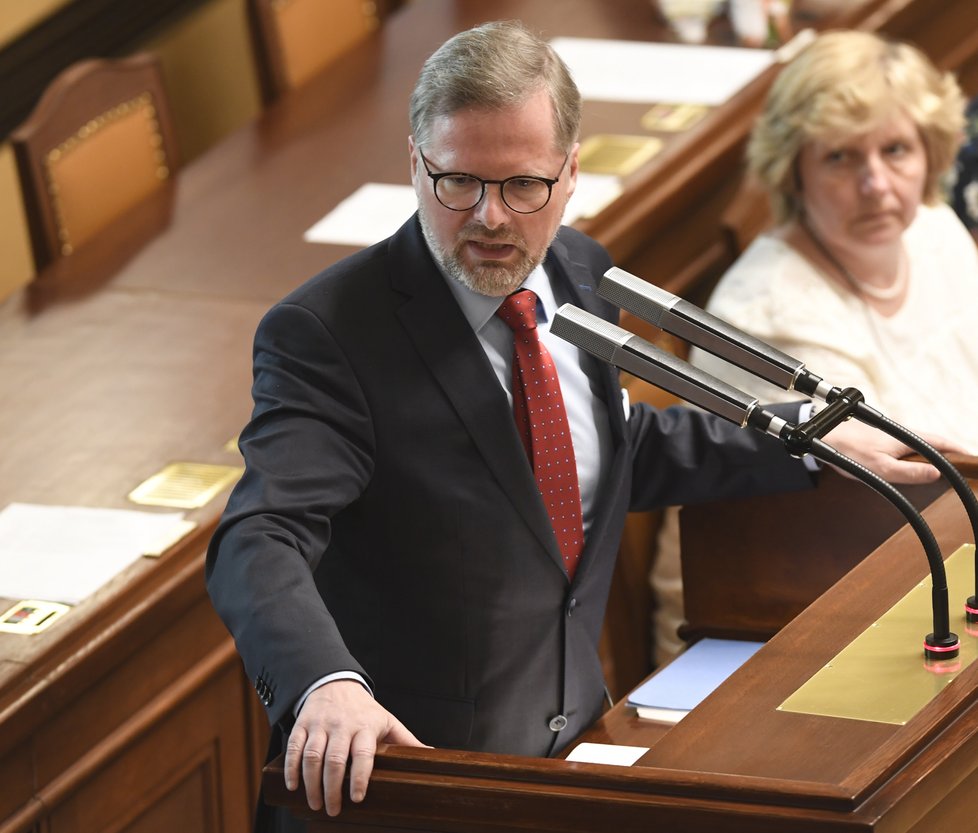 Mimořádná schůze Sněmovny: O Babišovi bez Babiše. Petr Fiala u řečnického pultíku (25. 4. 2019)