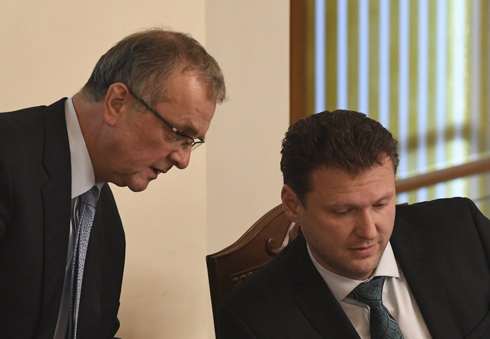 Předvánoční jednání Sněmovny: Miroslav Kalousek se šéfem Sněmovny Radkem Vondráčkem (18. 12. 2018)