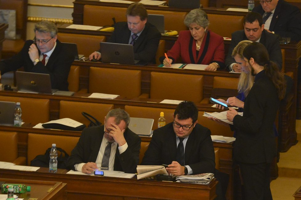 Poslanci se sešli k projednání rozpočtu: V popředí komunista Kováčik a sociální demokrat Chvojka, předsedové poslaneckých klubů (19. 12. 2018).