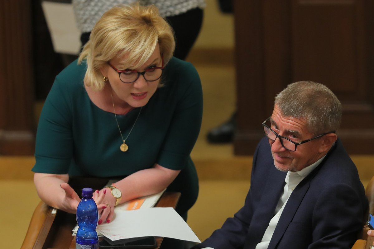 Alena Schillerová a Andrej Babiš ve Sněmovně (4.5.2022)