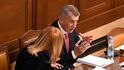 Andrej Babiš a Alena Schillerová (ANO) ve Sněmovně (duben 2026) Andrej Babiš a Alena Schillerová (ANO) ve Sněmovně (duben 2026)