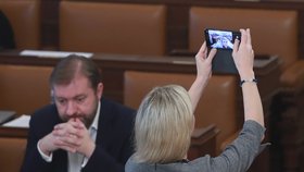 Exministryně Kateřina Valachová (ČSSD) si pořídila selfie ve Sněmovně