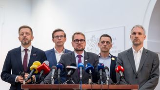 V Poslanecké sněmovně zuří válka. Politika ale nemá fungovat jako vyhrocený zápas Sparta – Slavia V Poslanecké sněmovně zuří válka. Politika ale nemá fungovat jako vyhrocený zápas Sparta – Slavia
