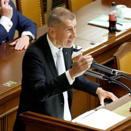 Vláda ustála hlasování o nedůvěře vlády, jednání provázely urážky. Glosovali jsme živě Vláda ustála hlasování o nedůvěře vlády, jednání provázely urážky. Glosovali jsme živě