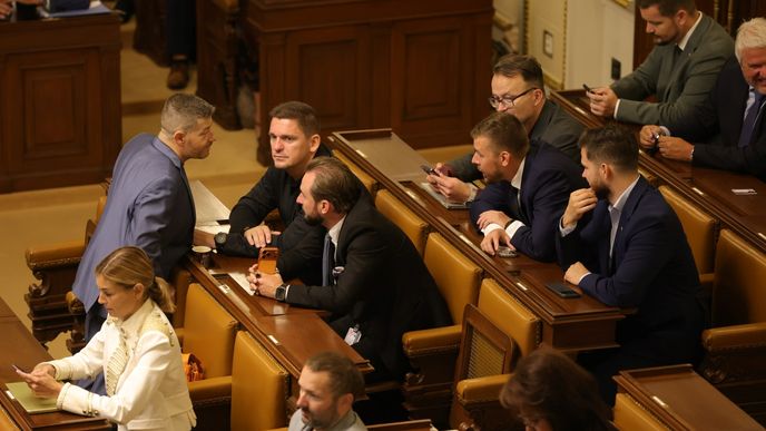 Sněmovna přehlasovala Senát a znovu schválila nový zákon o státních zaměstnancích, který má od listopadu nahradit služební zákon. Sněmovna přehlasovala Senát a znovu schválila nový zákon o státních zaměstnancích, který má od listopadu nahradit služební zákon.