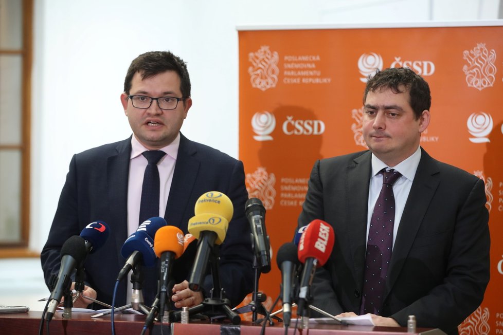 Jan Chvojka (ČSSD) a Petr Dolínek (ČSSD) na jednání Sněmovny (21.1.2020)