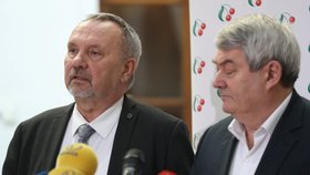 Předseda KSČM Vojtěch Filip a předsedou klubu Pavlem Kováčíkem na jednání Sněmovny (21.1.2020)