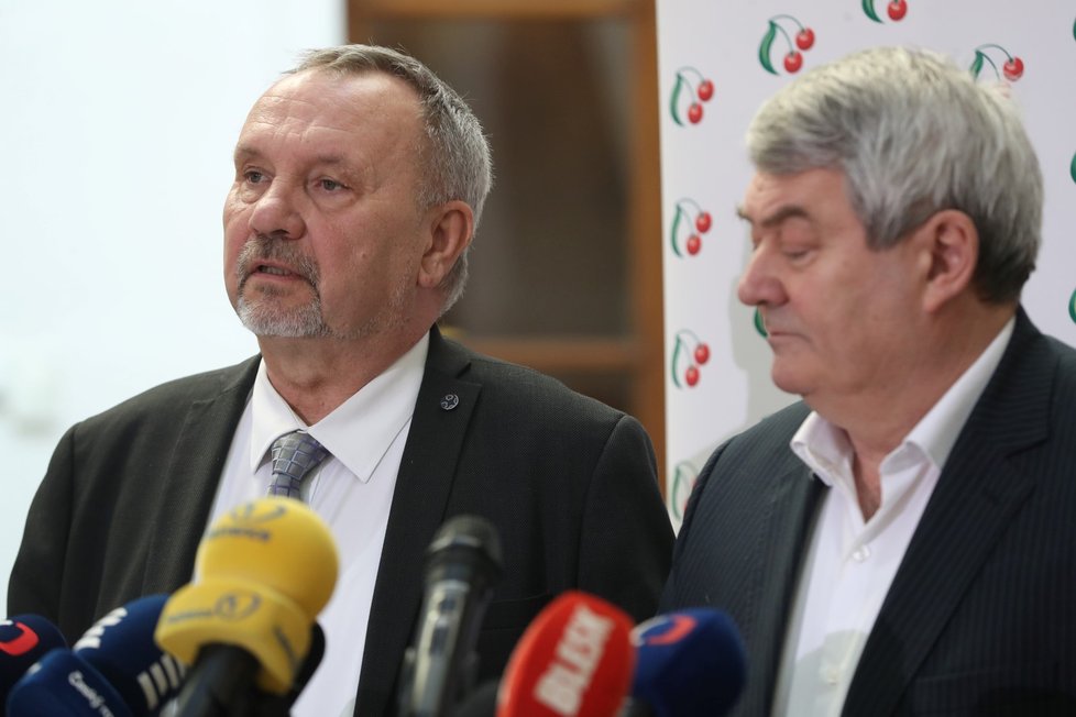 Šéf poslanců KSČM Pavel Kováčik (vlevo)
