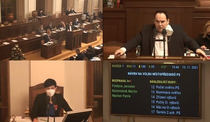 Ustavující schůze Sněmovny: Poslanec SPD Jan Hrnčíř s respirátorem pověšeným na uchu (10. 11. 2021)