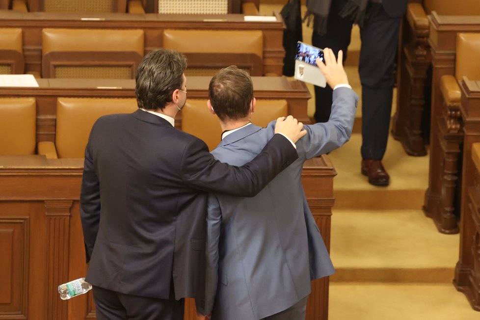 První den nové Sněmovny: řada poslanců si dělala selfie přímo v sále (8.11.2021)