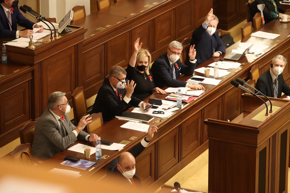 Ustavující schůze Sněmovny: Andrej Babiš, Alena Schillerová, Karel Havlíček a další ministři (10. 11. 2021)