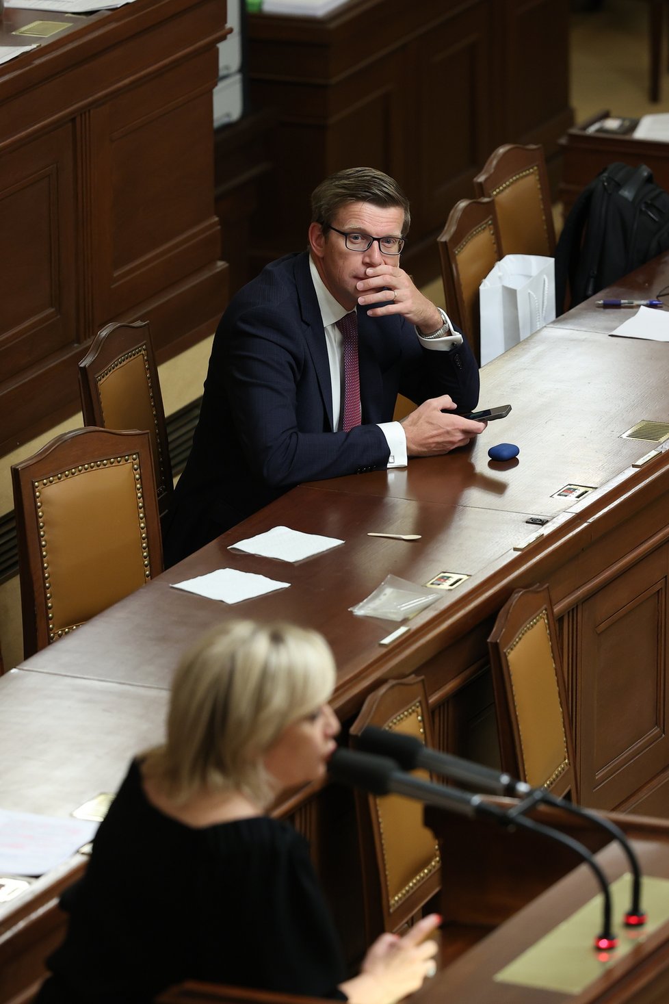 Jednání o nedůvěře vládě: Ministr opravy Kupka poslouchá výtky Schillerové (2.9.2022)